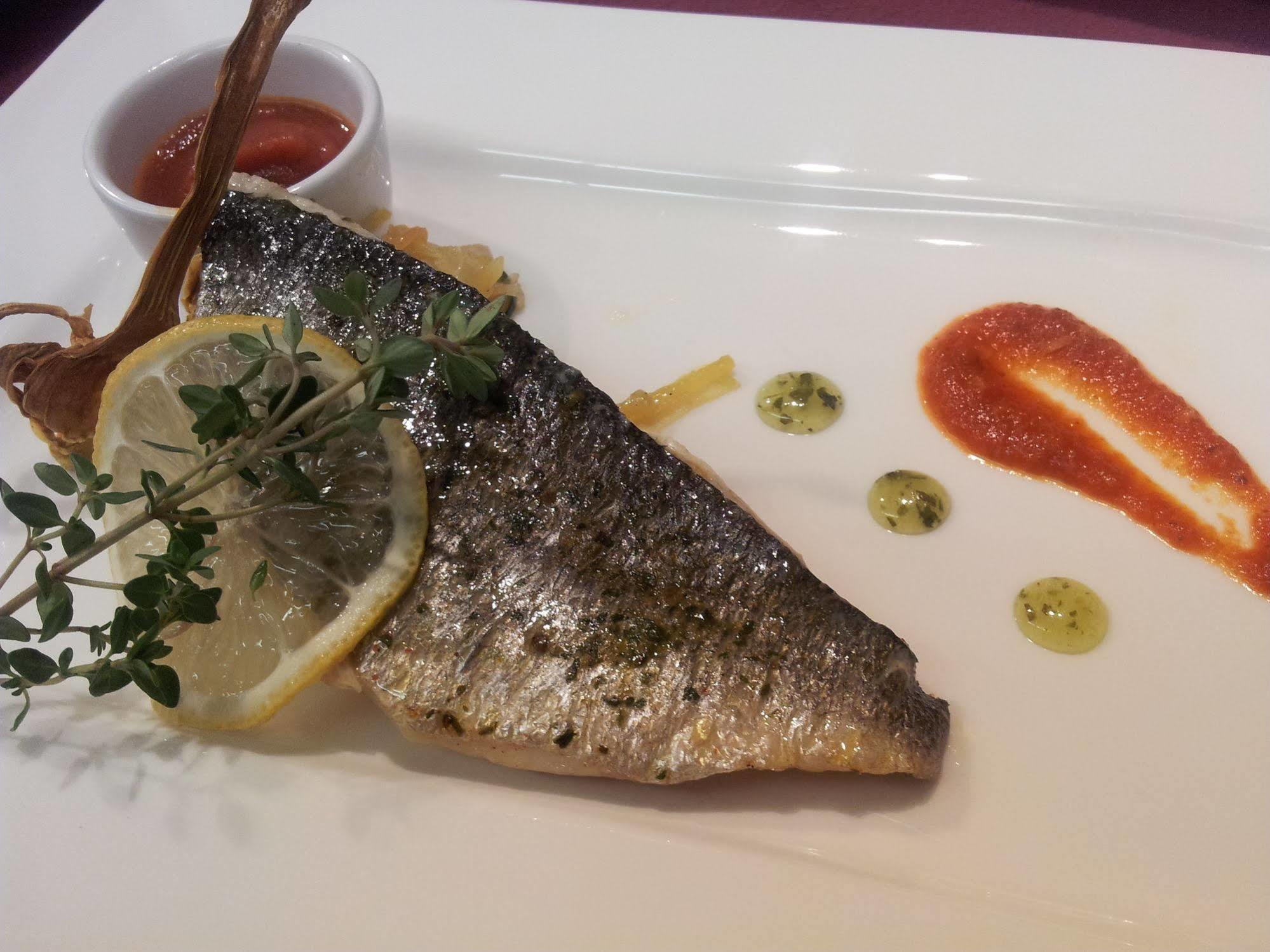 Reves Gourmands, Hotellerie & Gastronomie Vernayaz ภายนอก รูปภาพ